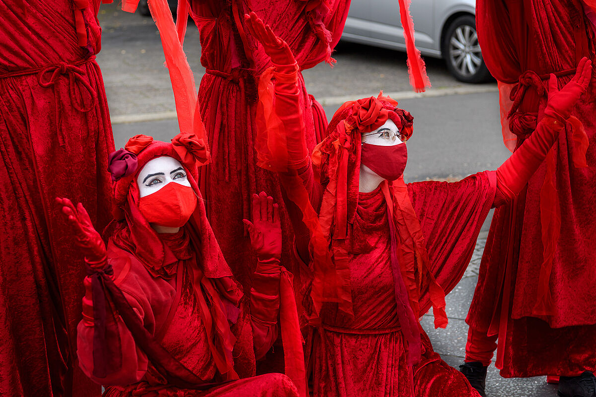 Die Red Rebel Brigade von Extinction Rebellion, Demonstration von Extinction Rebellion „Trauermarsch der Toten Bäume“, Berlin, 5.10.2020, Photo © Stefan Müller